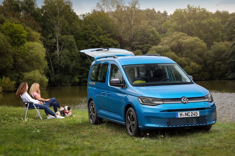 Volkswagen Caddy California z mini kuchenką oraz dachem panoramicznym - ideał na camping?