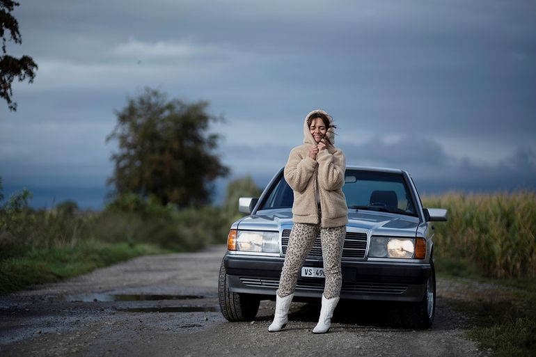 Elisa Minetti tworzy streetwearowe stylizacje i jeździ Baby Benz'em