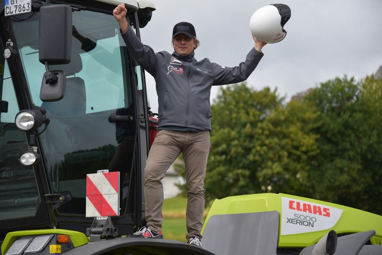 Potężny ciągnik Class Xerion 5000 zadebiutował na torze wyścigowym Nürburgring. Ale dlaczego jadąc do tyłu?