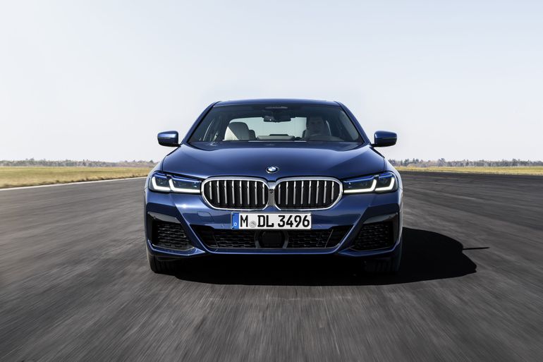 BMW serii 5 odświeżone. W ofercie mocna hybryda plug-in