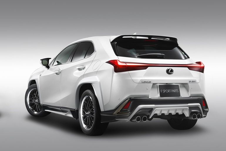 Lexus UX z 4 końcówkami wydechu i wielkim spojlerem