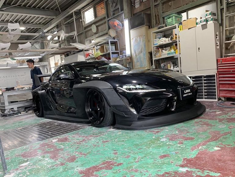 Toyota Supra - kontrowersyjny stance tuning. Musi być nisko i absolutnie szeroko!