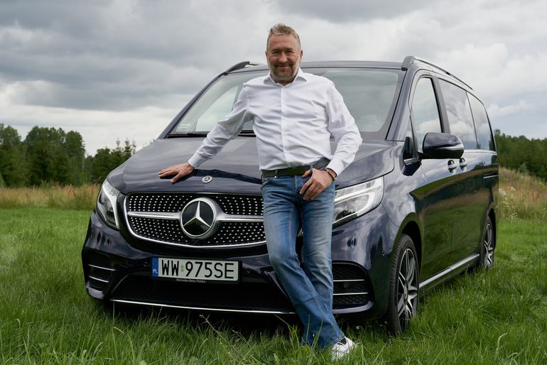 Rajdowiec Rafał Sonik zaczyna dzień od słów „Hej, Mercedes!”. Właśnie został ambasadorem nowej klasy V!