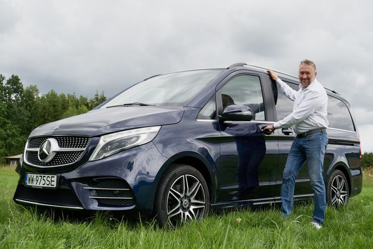 Rajdowiec Rafał Sonik zaczyna dzień od słów „Hej, Mercedes!”. Właśnie został ambasadorem nowej klasy V!