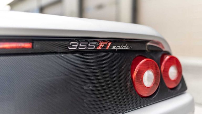 Ferrari F355 Spider może być wasze - właśnie trwa licytacja unikatowego samochodu Shaquille O'Neal'a