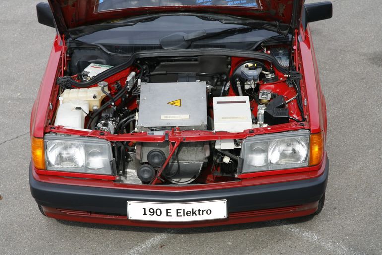 Mercedes-Benz 190 z napędem elektrycznym.