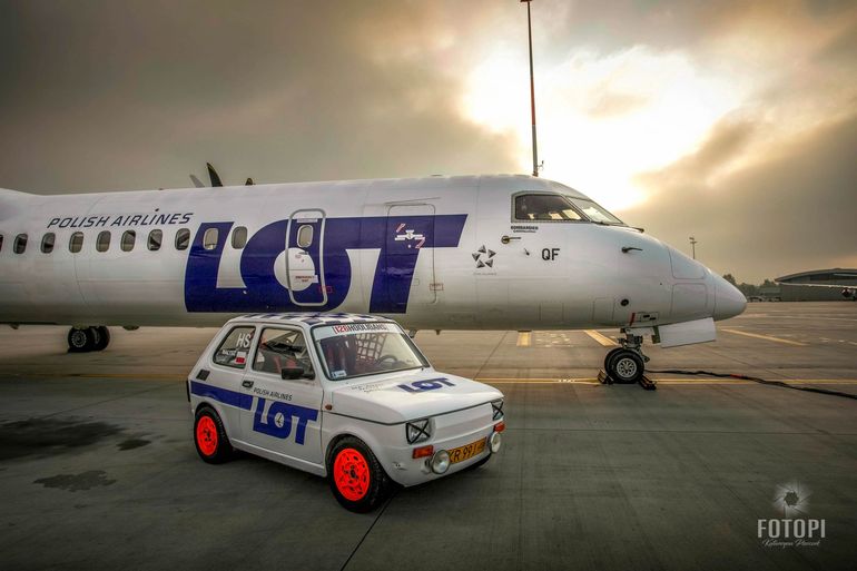 Polski Fiat 126 PLL LOT z rejsowymi samolotami PLL LOT - Embraer 195 i Bombardier Q400