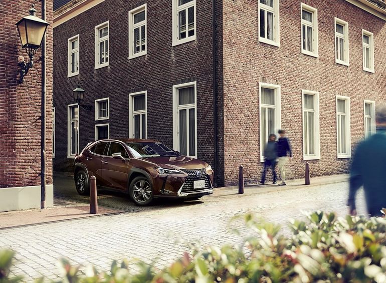 Lexus prezentuje brązową odmianę modelu UX