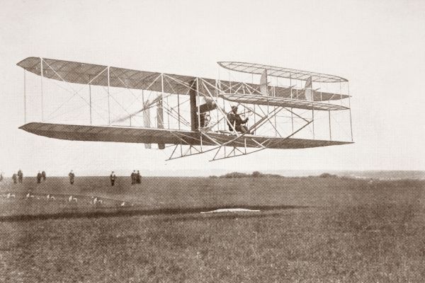 Charles Stewart Rolls dokonał pierwszego przelotu tam i z powrotem nad kanałem La Manche