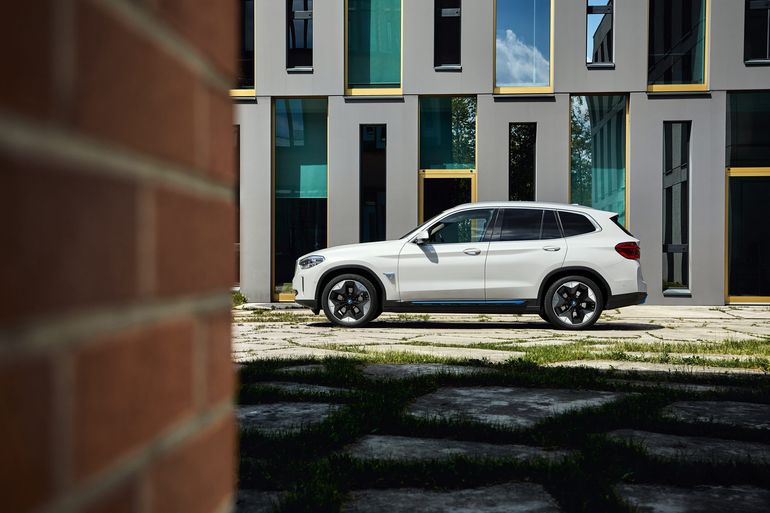 BMW iX3 - pierwszy, elektryczny SUV bawarskiego producenta. Na debiut w Europie zaczekamy do następnego roku