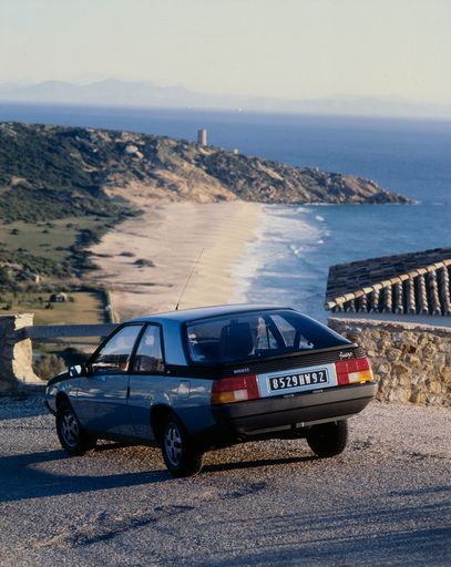 Renault Fuego - czterdzieści lat minęło. Zobaczcie, jak się prezentował przez te wszystkie lata