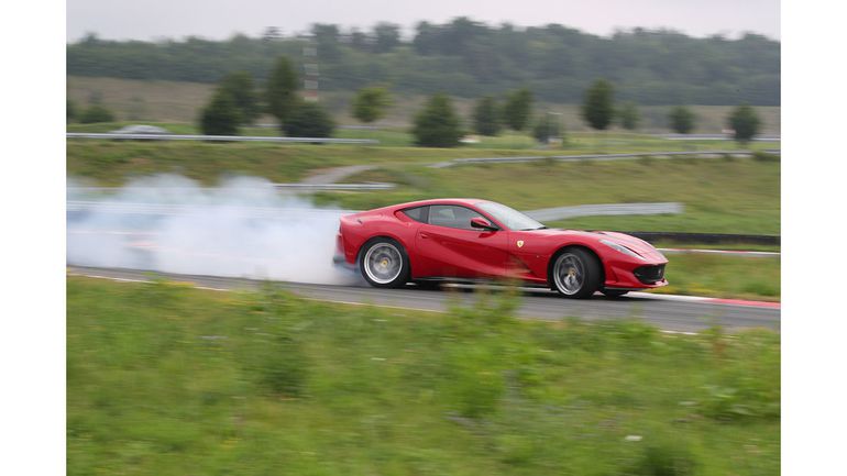 Ferrari wzywa właścicieli modelu 812 Superfast do serwisów. Co się stało?
