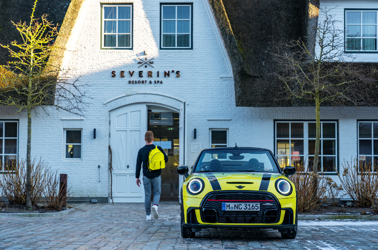 Tęsknota za morską bryzą w Mini John Cooper Works Cabrio. 