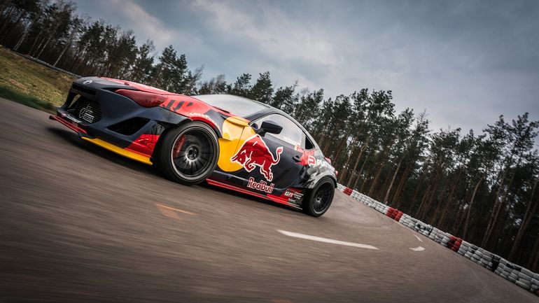 Kuba Przygoński pokazał nową odsłonę swojej Toyoty GT86 do driftu.