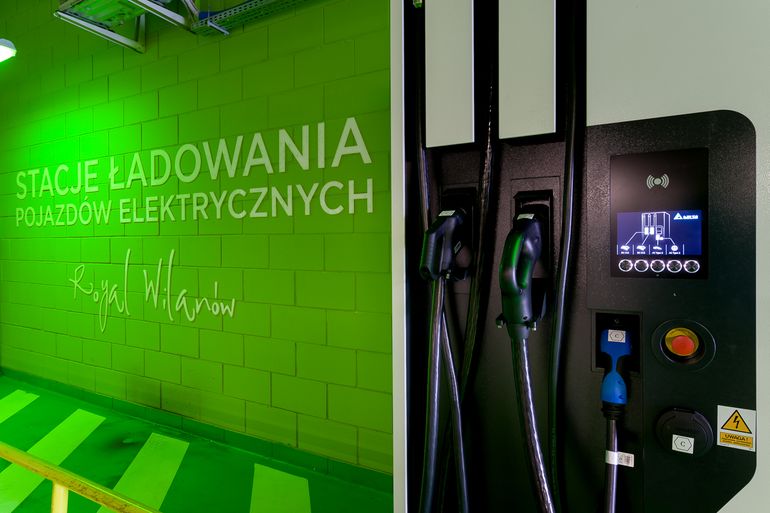Superszybka stacja ładowania pojazdów elektrycznych w Warszawie - kto może z niej skorzystać i ile to kosztuje?