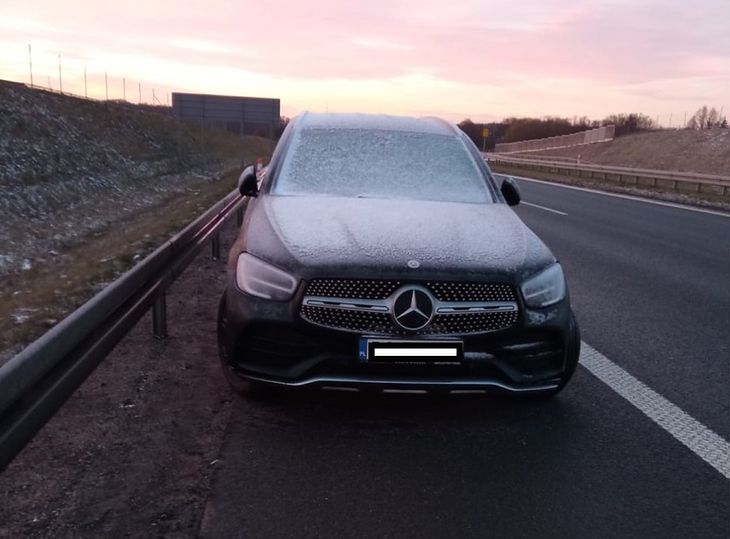 Mercedes GLC 200 z uszkodzoną oponą przez kilka dni stał na poboczu drogi ekspresowej S5, fot. materiały prasowe / Policja Kościan