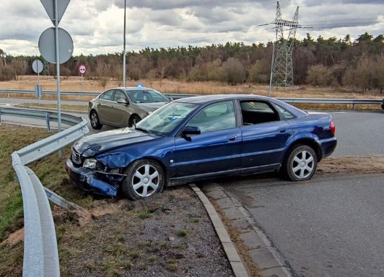 Pijany kierowca Audi uderzył samochodem w barierę. Czekają go bardzo poważne konsekwencje