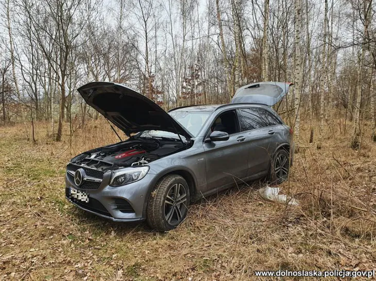 Luksusowy Mercedes został porzucony w lesie. Okazało się, że był kradziony