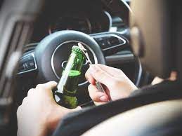 Piwo bezalkoholowe w samochodzie na postoju