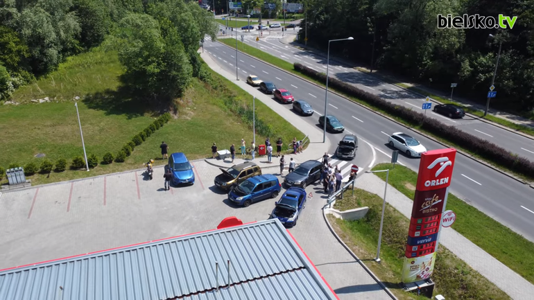Bunt kierowców w Bielsku-Białej. Zablokowali wjazd na stację benzynową, screen z serwisu YouTube / bielsko tv
