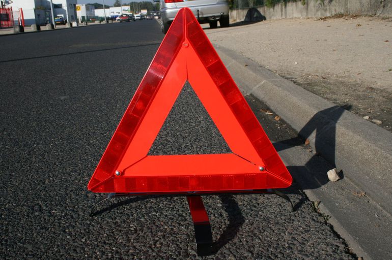 co musisz mieć w samochodzie - trójkąt ostrzegawczy