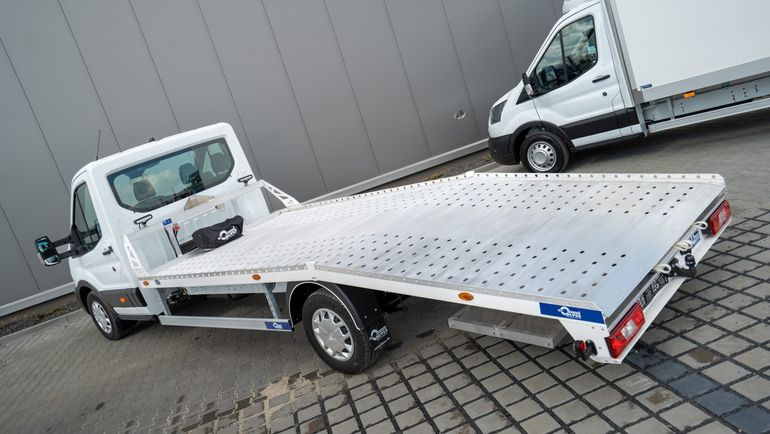 Ford Transit z zabudową typu autotransporter