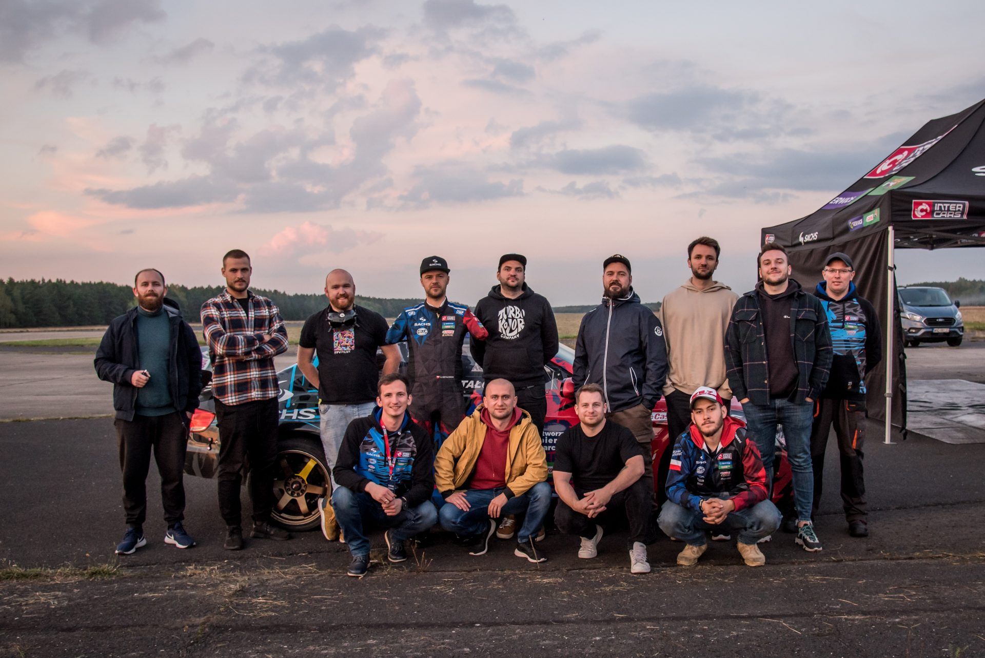 Padł 1. rekord Guinnessa w jeździe w drifcie – Bartosz Ostałowski prowadził auto… stopą!