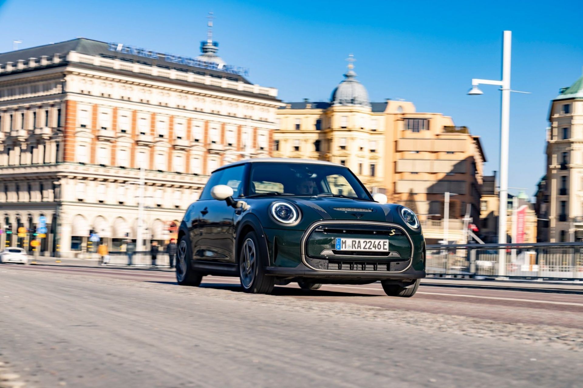 Mini Cooper SE Resolute Edition – nowy pakiet stylistyczny z elektrycznym napędem