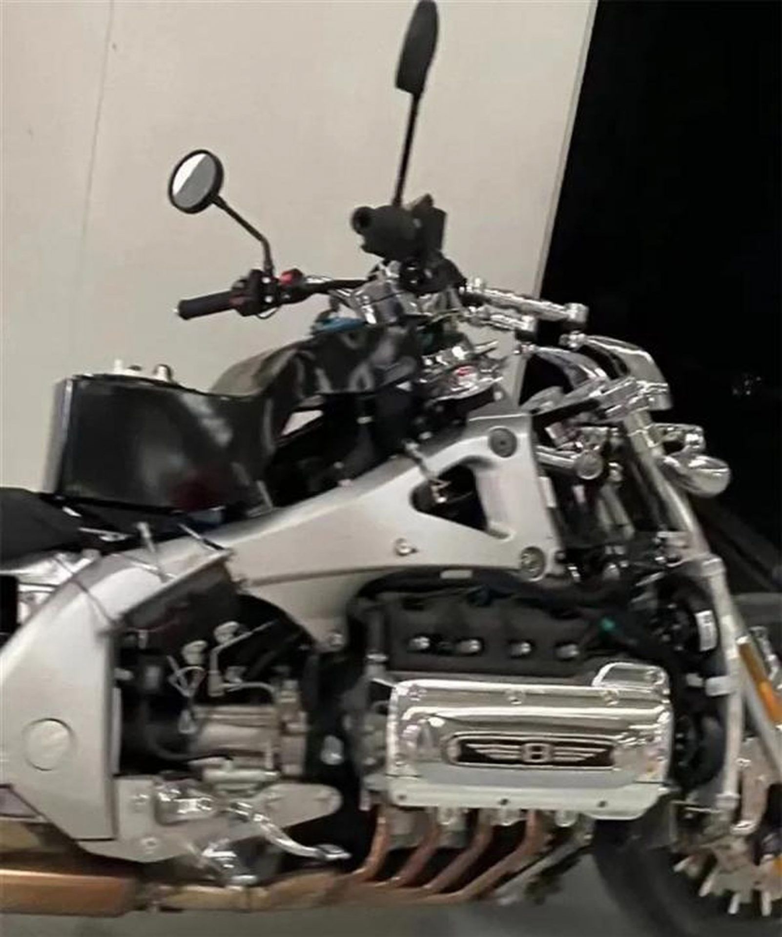 Tajemniczy motocykl z Chin, ma 8 cylindrów!