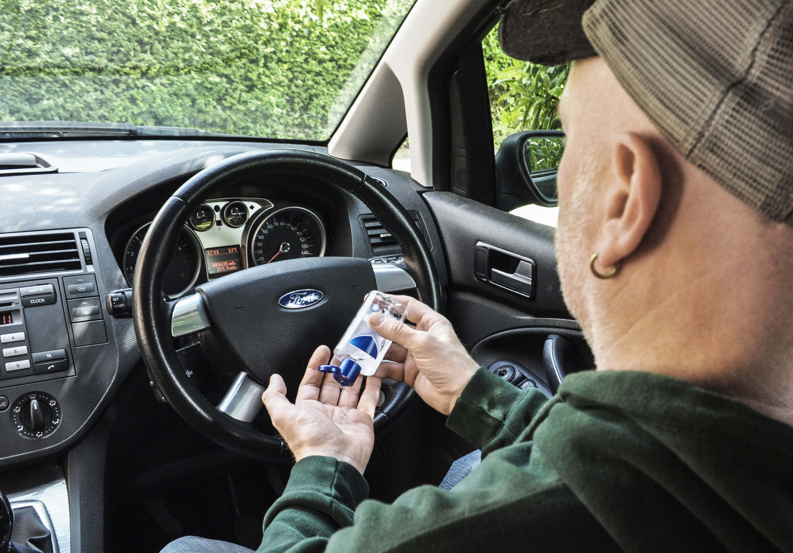 Årodki do dezynfekcji rÄk mogÄ zaszkodziÄ wnÄtrzu samochodu. Ford radzi jak tego uniknÄÄ