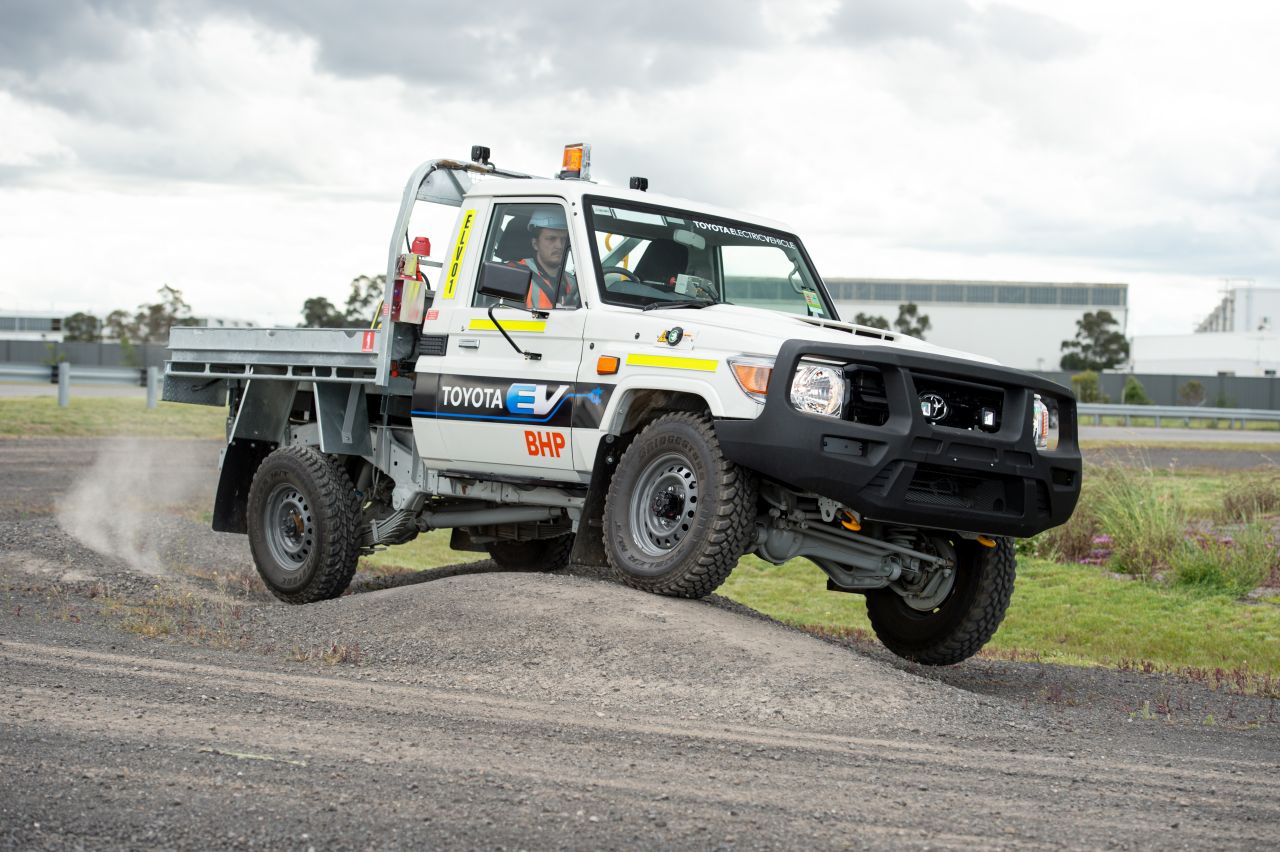 Elektryczna Toyota Land Cruiser poradzi sobie wszÄdzie. Nawet w kopalni