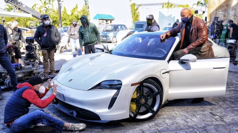 Dwayne âThe Rockâ Johnson nie mieÅci siÄ w Porsche Taycan