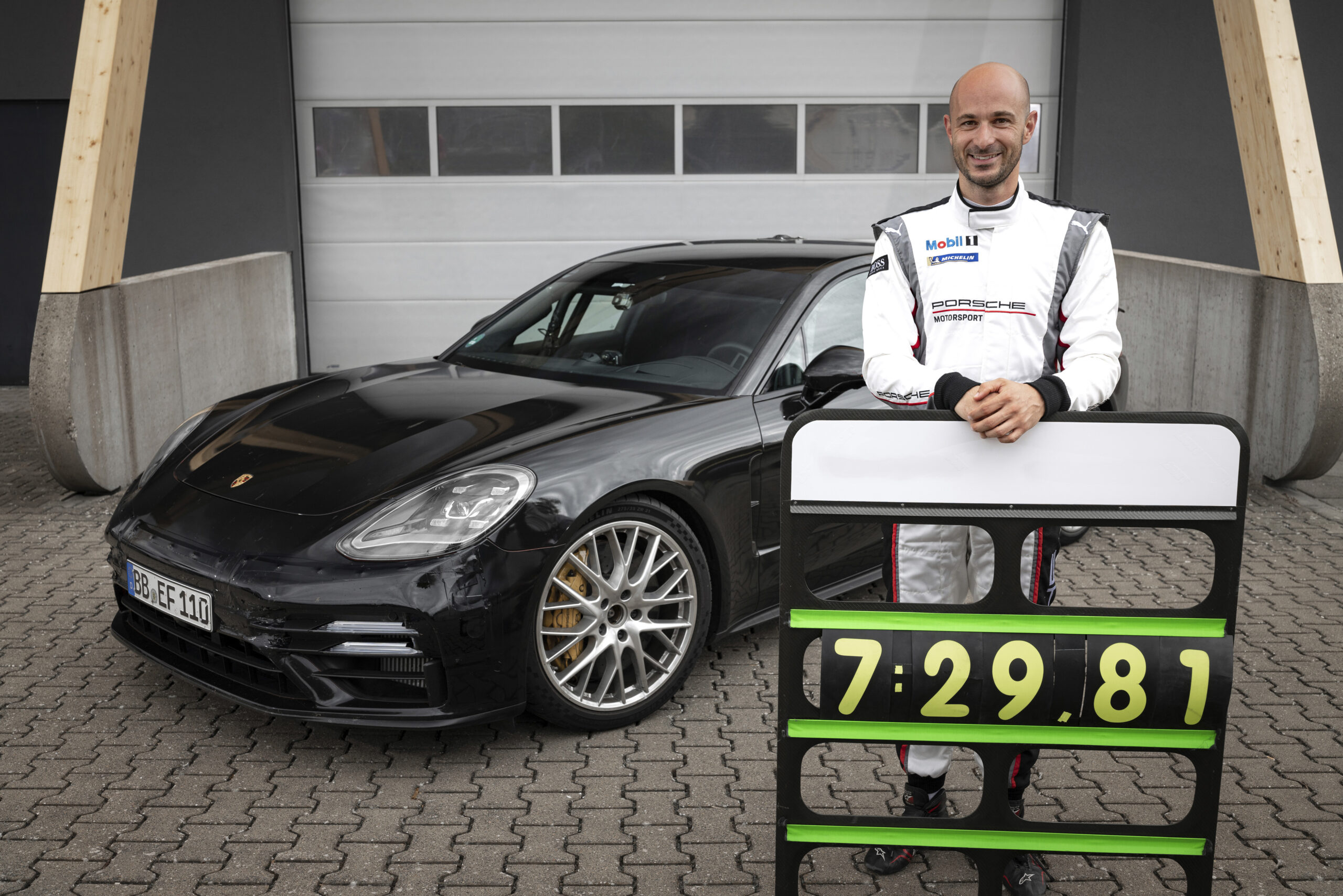 Porsche Panamera ustanawia rekord okrÄÅ¼enia na pÃ³Ånocnej pÄtli toru NÃ¼rburgring