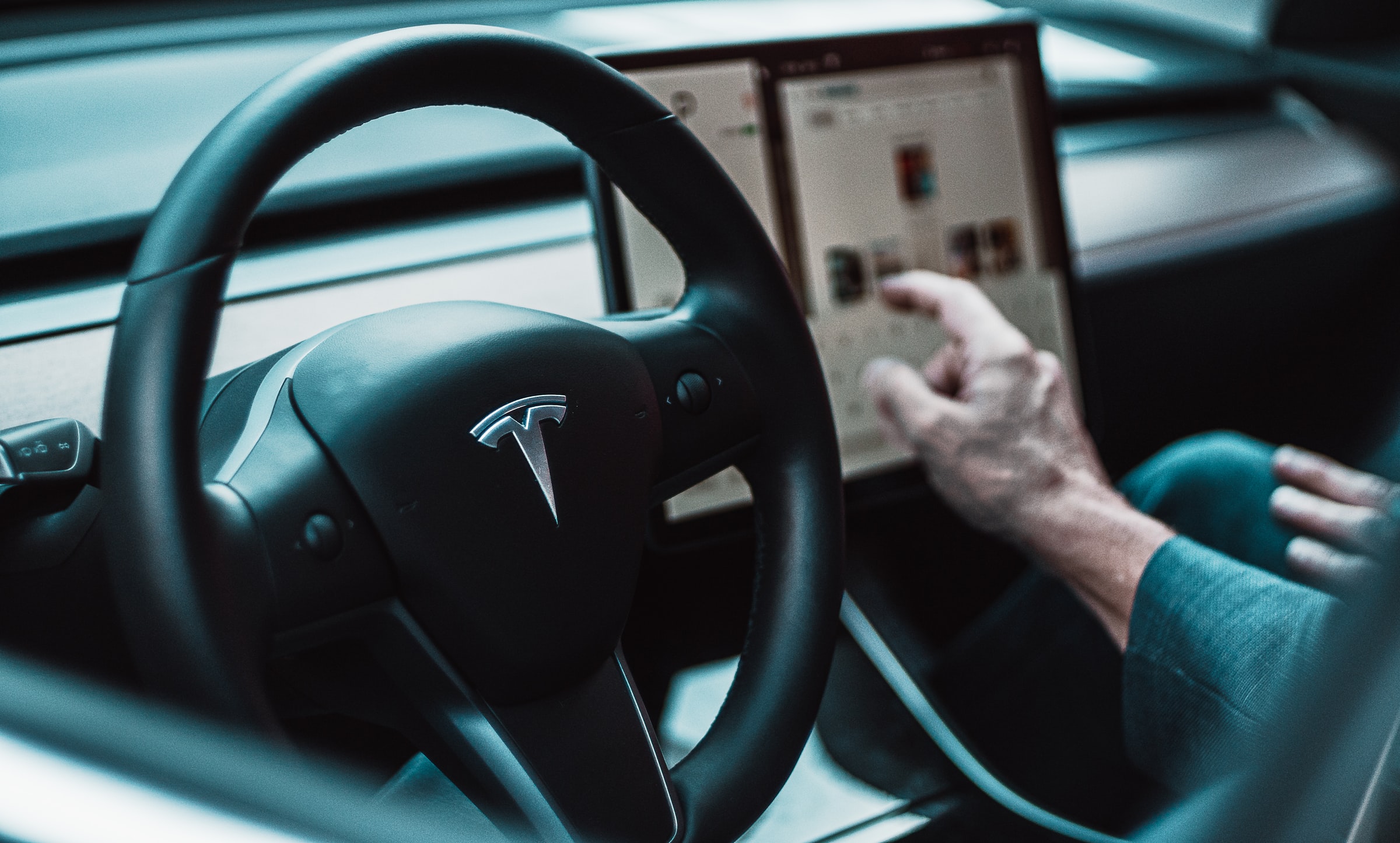 Tesla i jej „w pełni autonomiczna jazda” znów w ogniu krytyki