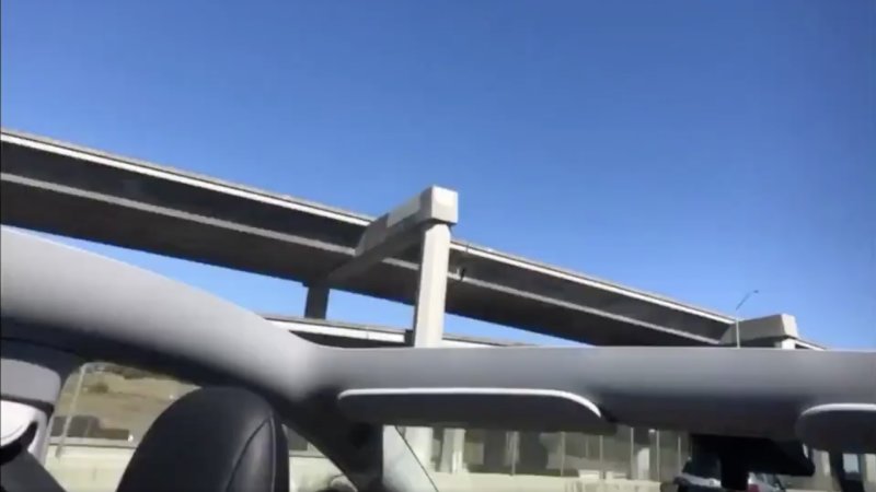 Szklany dach Tesli Model Y odpadÅ z niej na autostradzie!