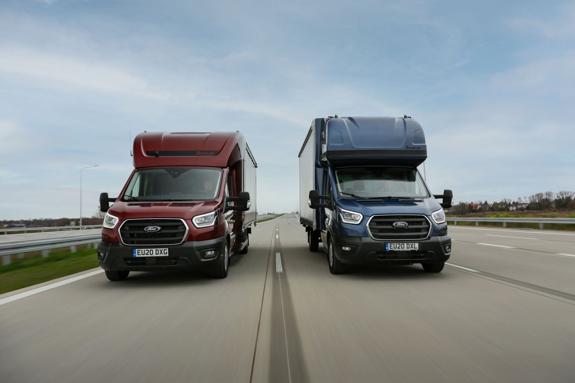 Ford Transit w wersji L5 z kabinÄ sypialnÄ - nowe silniki i napÄd na przednie koÅa