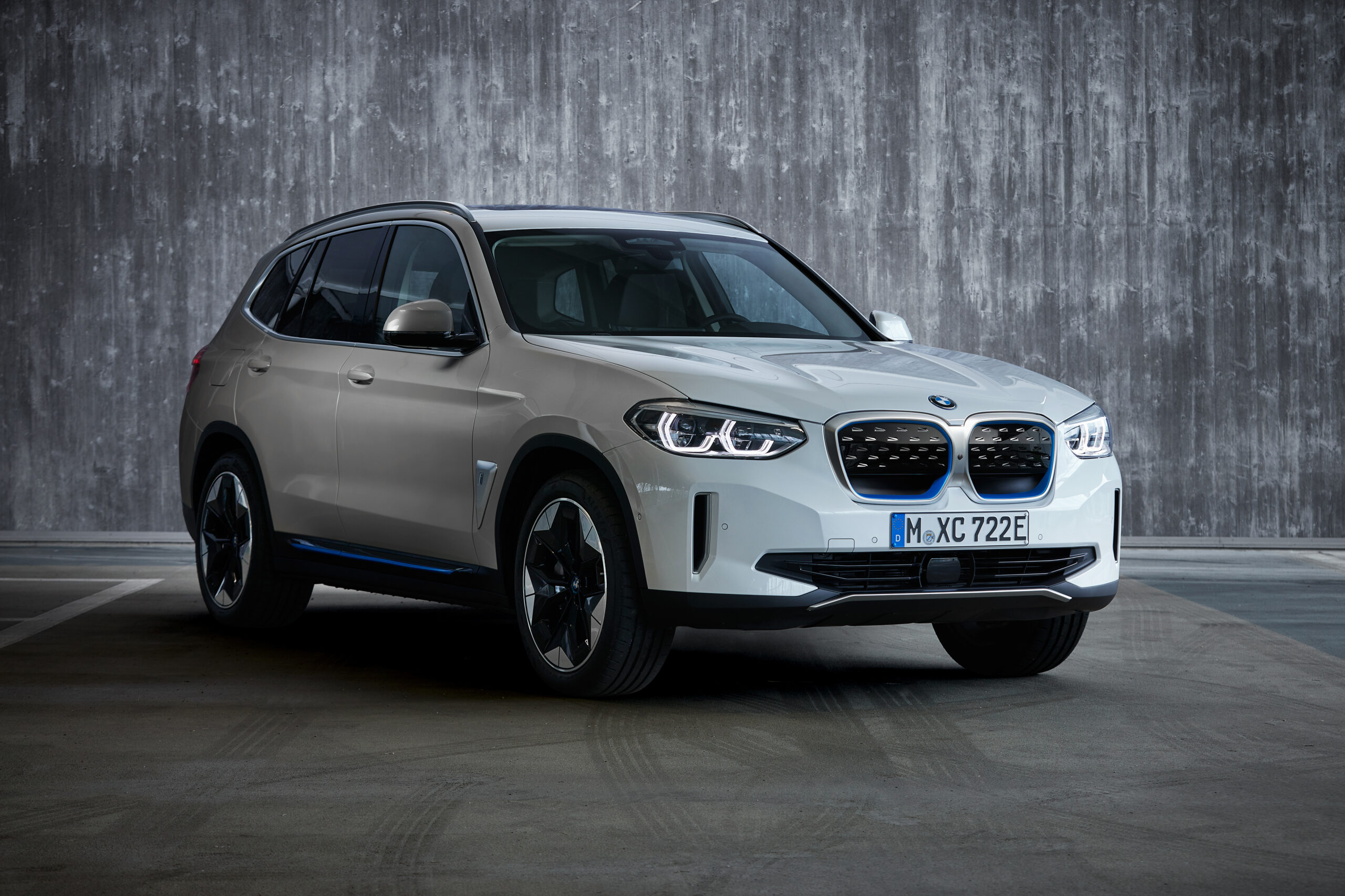 BMW iX3 - pierwszy w peÅni elektryczny model z linii BMW X juÅ¼ dostÄpny w sprzedaÅ¼y