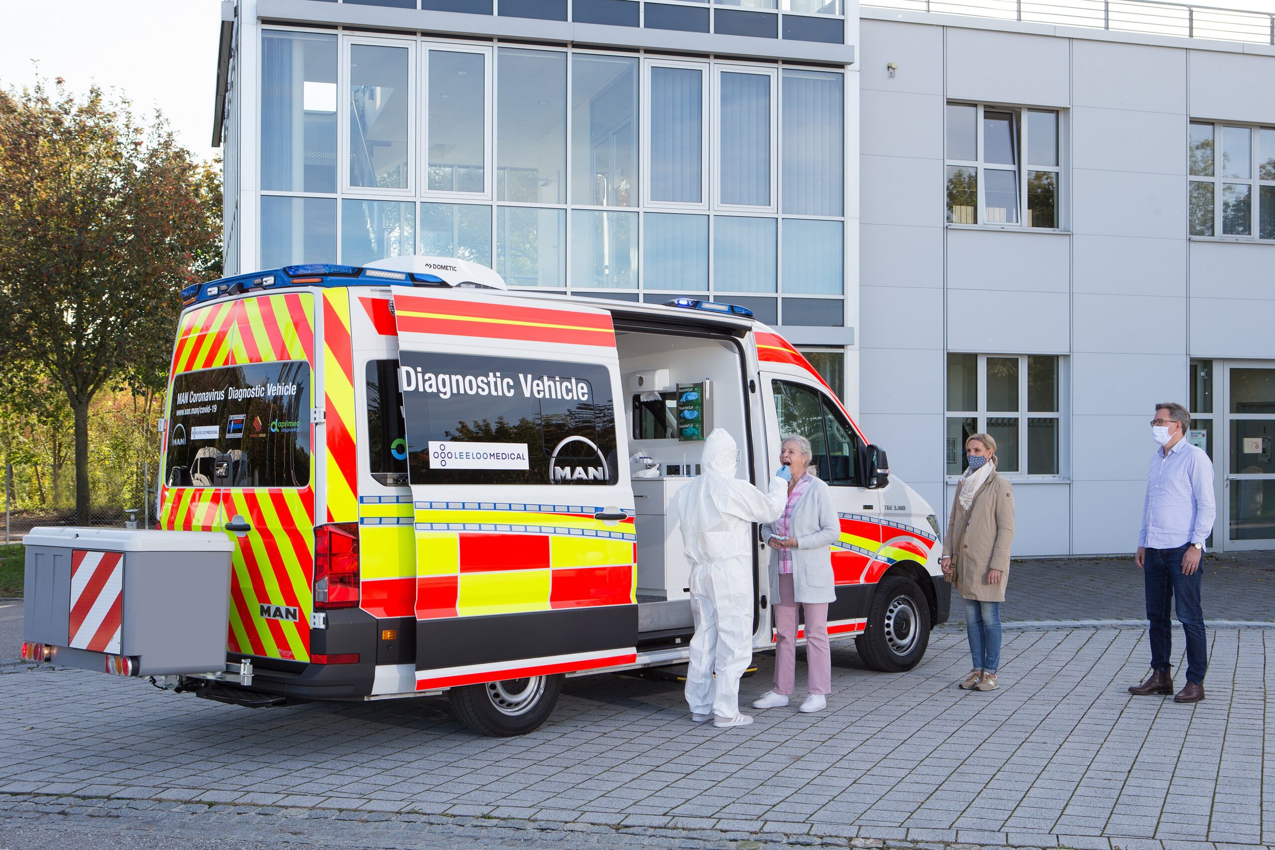 Koronawirus: mobilne laboratorium na bazie samochodu MAN TGE. Ile moÅ¼e wykonaÄ testÃ³w w ciÄgu doby?