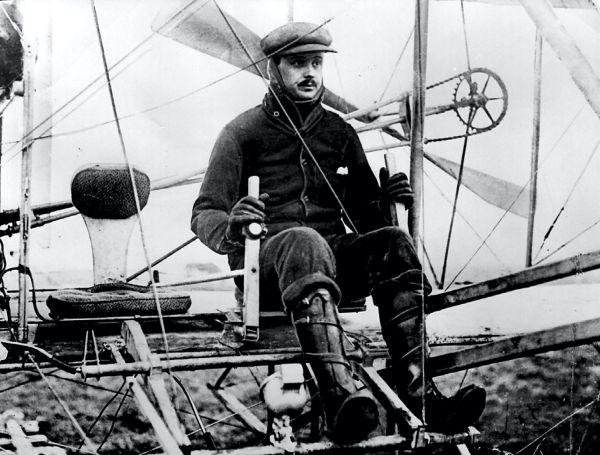 Charles Stewart Rolls dokonaÅ pierwszego przelotu tam i z powrotem nad kanaÅem La Manche