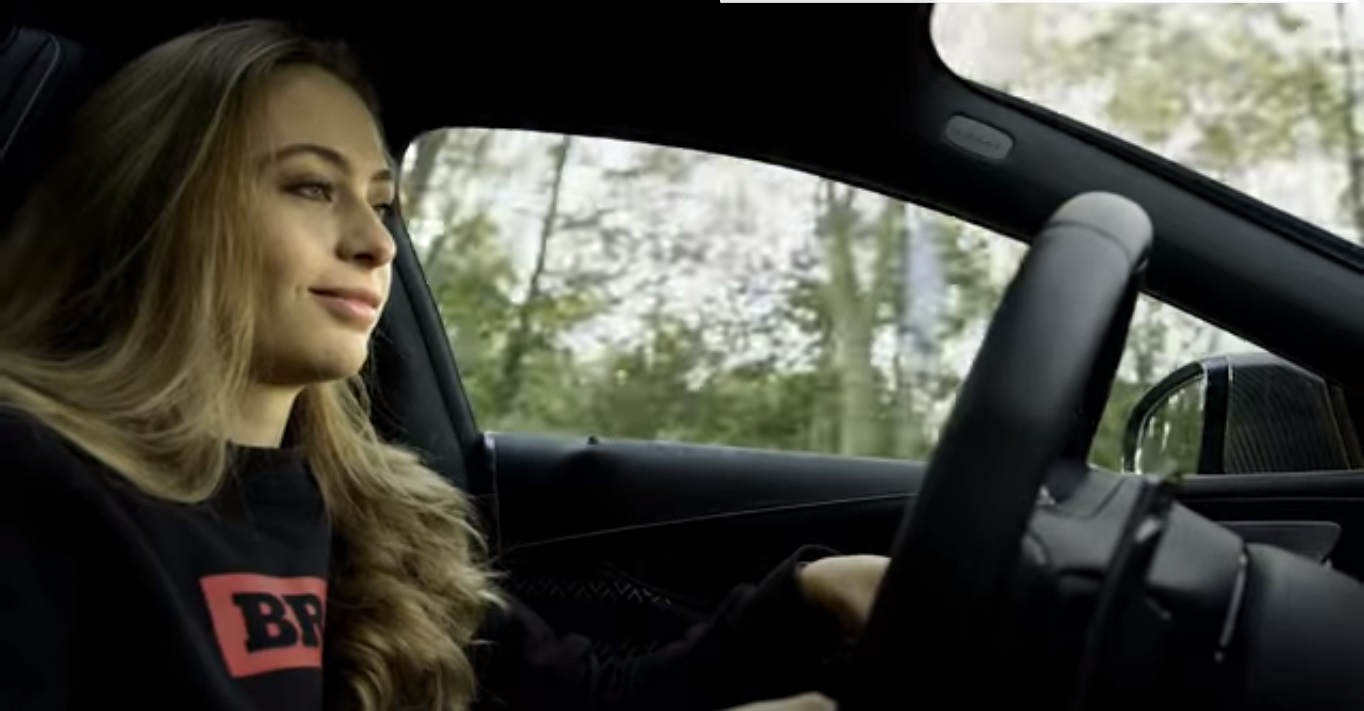 Sophia FlÃ¶rsch wziÄÅa na przejaÅ¼dÅ¼kÄ Brabus Rocket 900 âONE OF TENâ