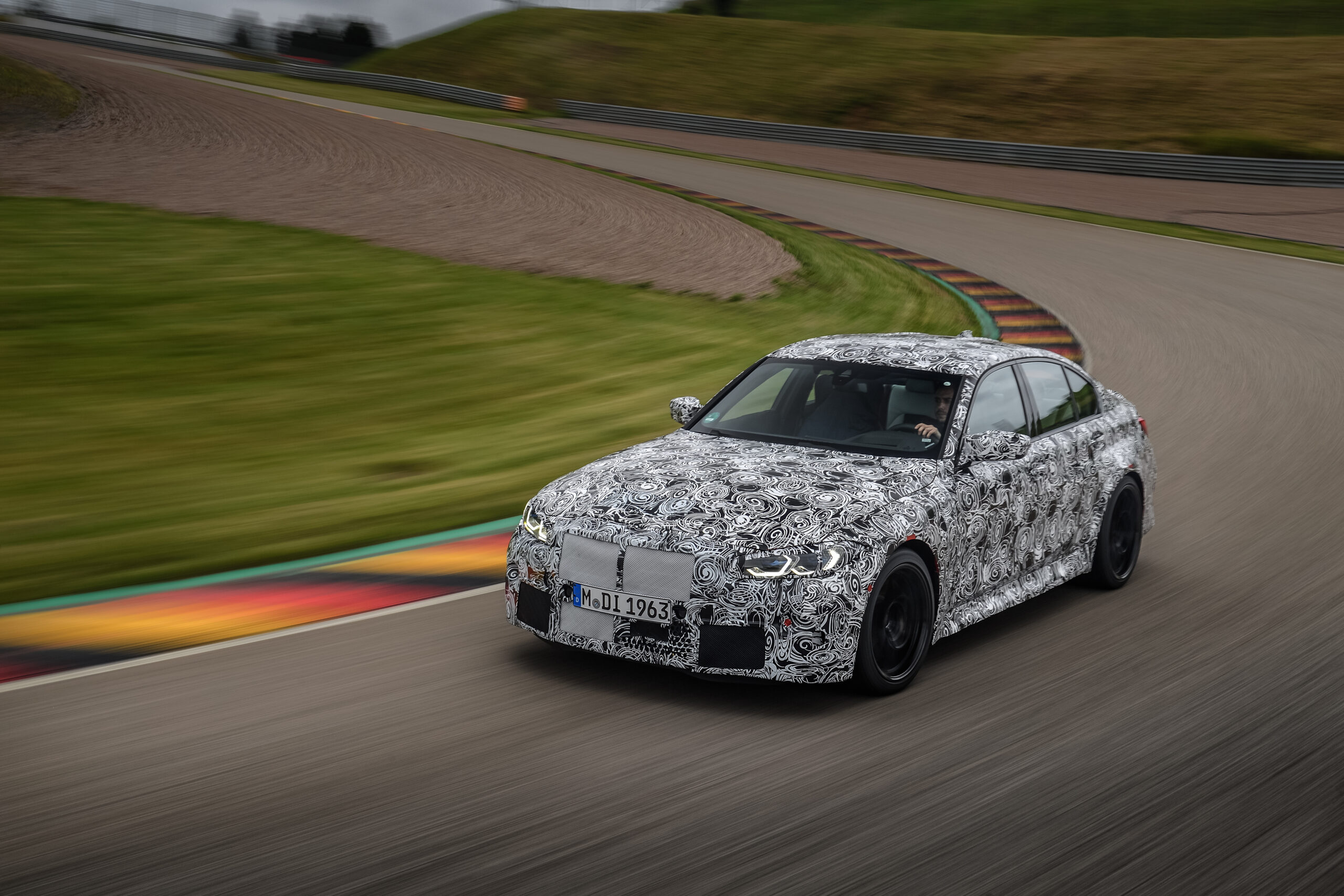 Zakamuflowane BMW M3 Limuzyna i BMW M4 CoupÃ© na torze wyÅcigowym