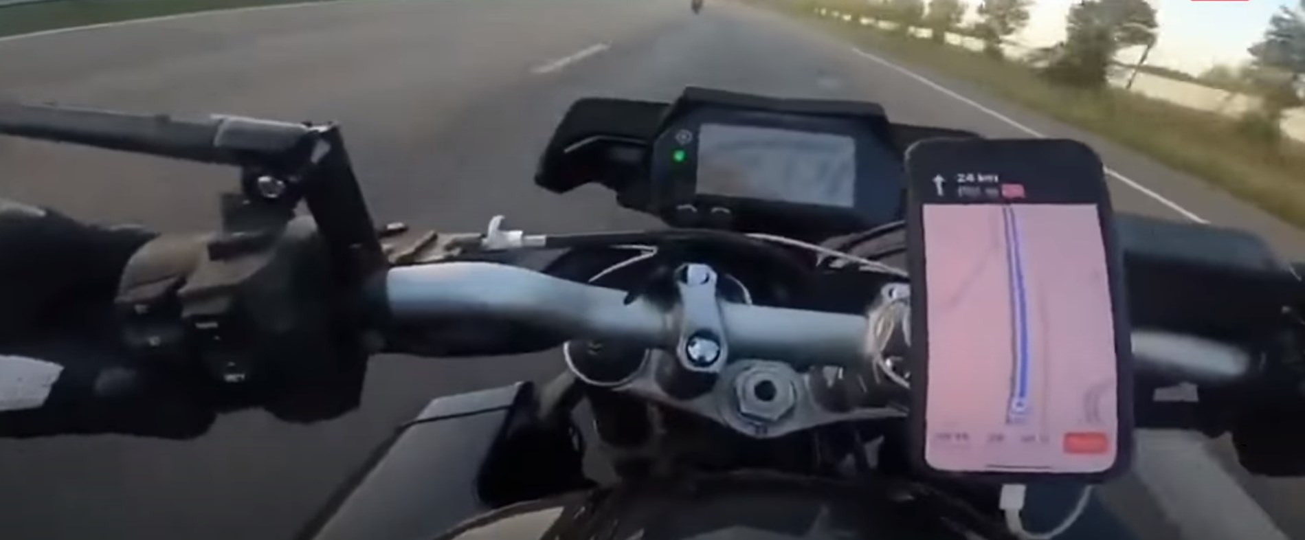 Motocyklista jechaÅ 200 km/h pasem awaryjnym na ruchliwej autostradzie i wszystko nagraÅ. Teraz szuka go policja