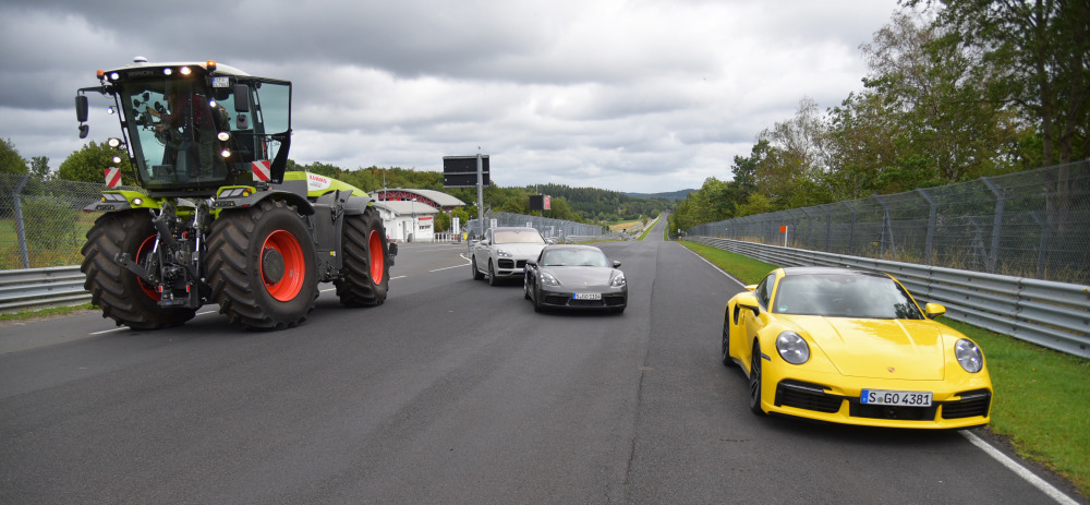 PotÄÅ¼ny ciÄgnik Class Xerion 5000 zadebiutowaÅ na torze wyÅcigowym NÃ¼rburgring. Ale dlaczego jadÄc do tyÅu?