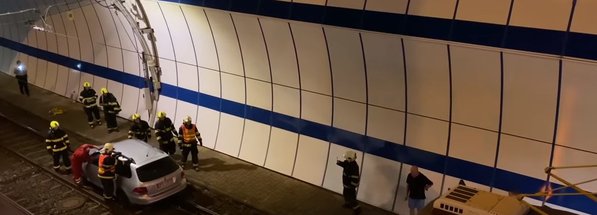 Kompletnie pijany kierowca urzÄdziÅ sobie szaleÅczÄ przejaÅ¼dÅ¼kÄ po torach kolejowych. UtknÄÅ w tunelu