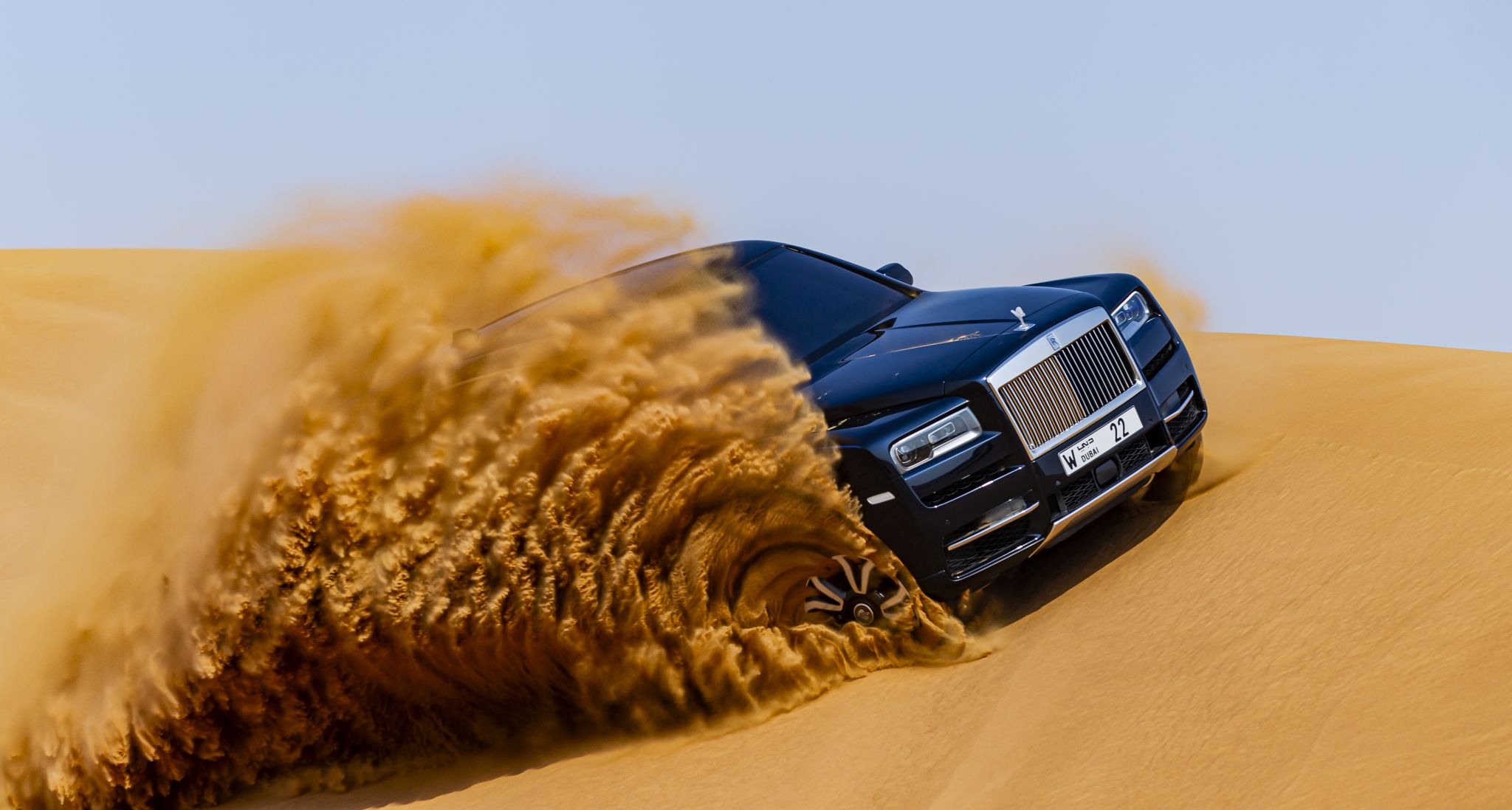 Rolls-Royce jadący przez pustynne bezdroża. Brzmi jak science fiction, ale to prawda