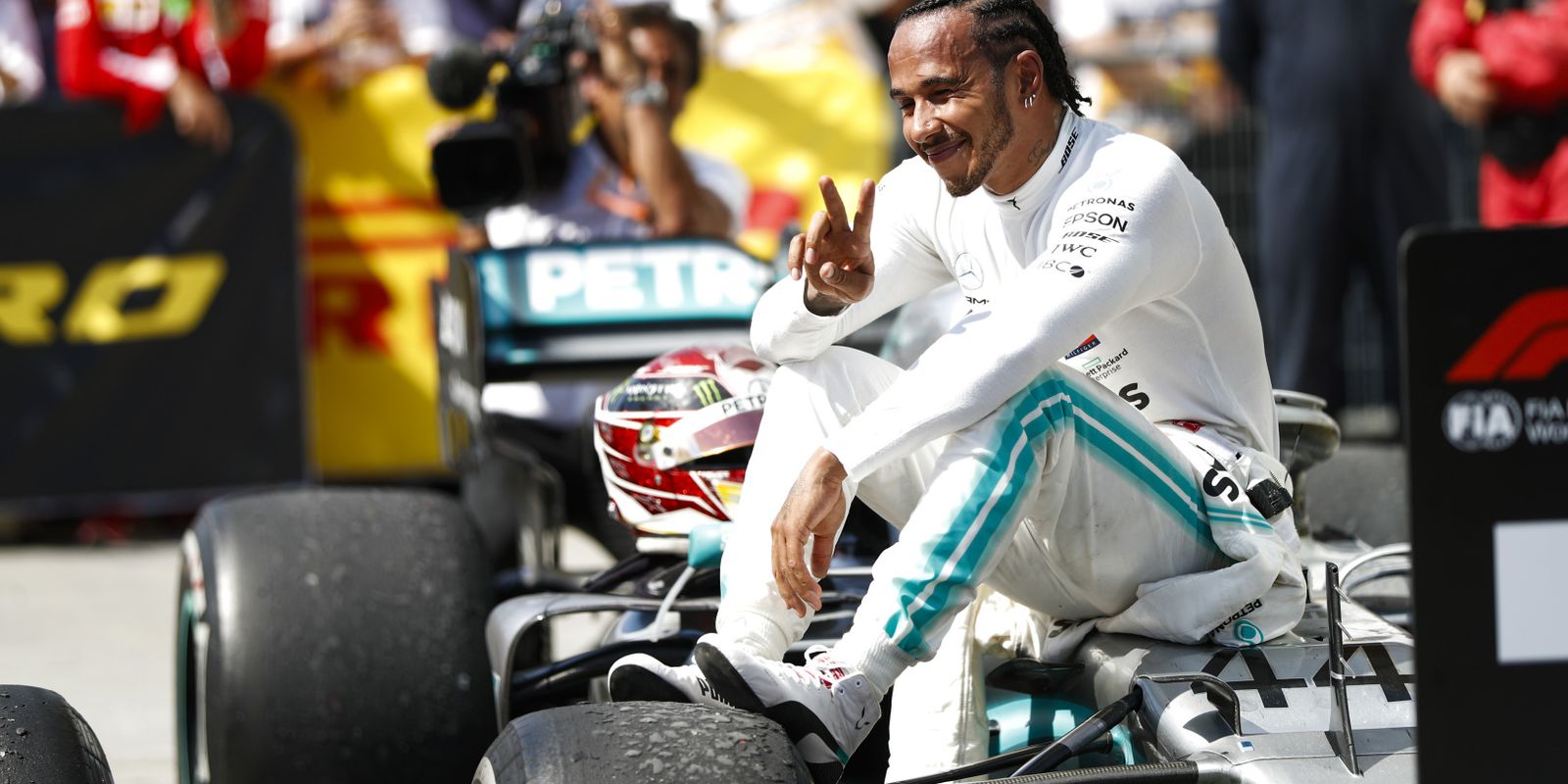 Lewis Hamilton broni Valtteriego Bottasa