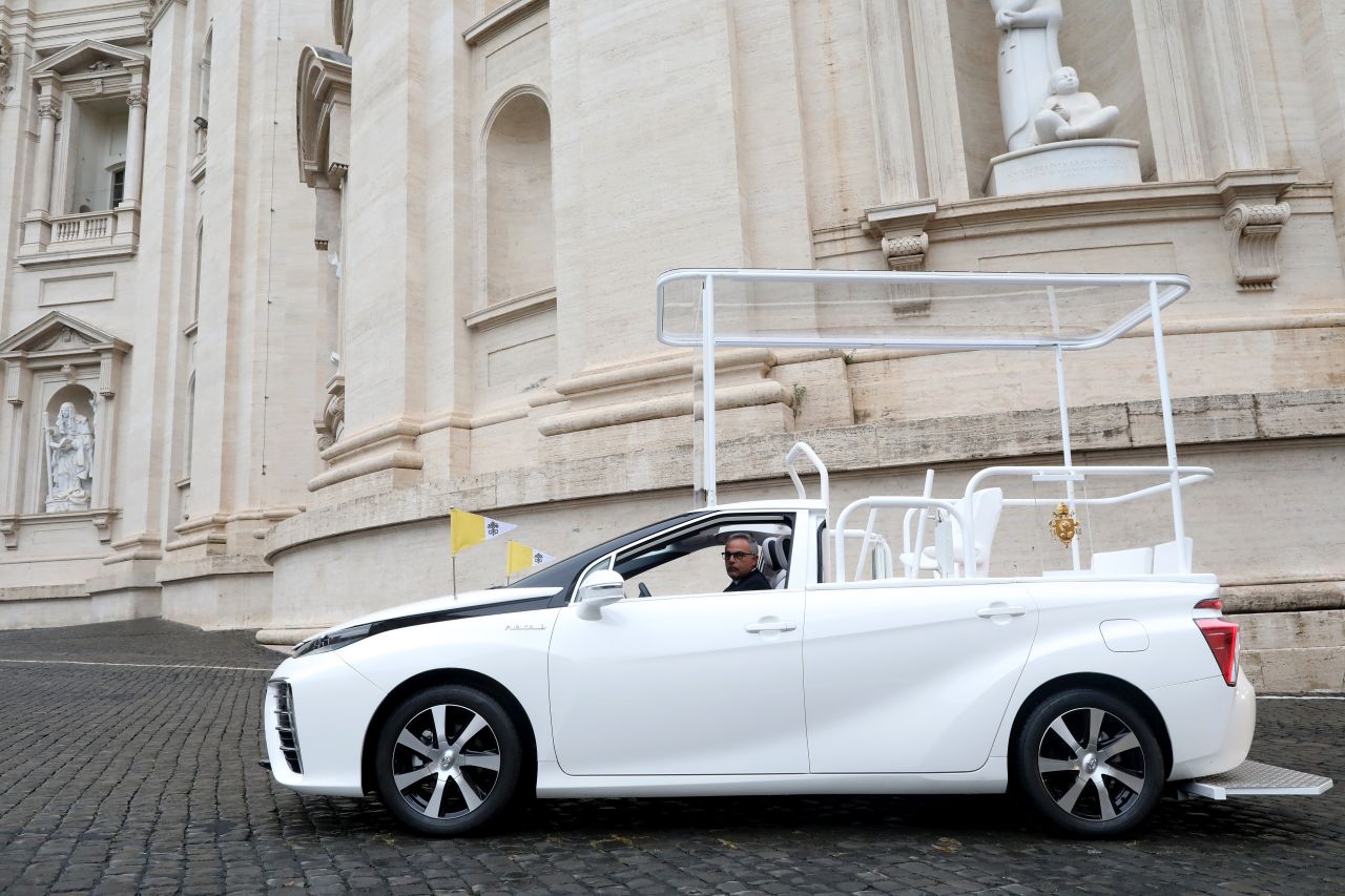 Papież Franciszek otrzymał nowy samochód - czy wodorowy papamobile trafi na charytatywną aukcję jak Huracan?
