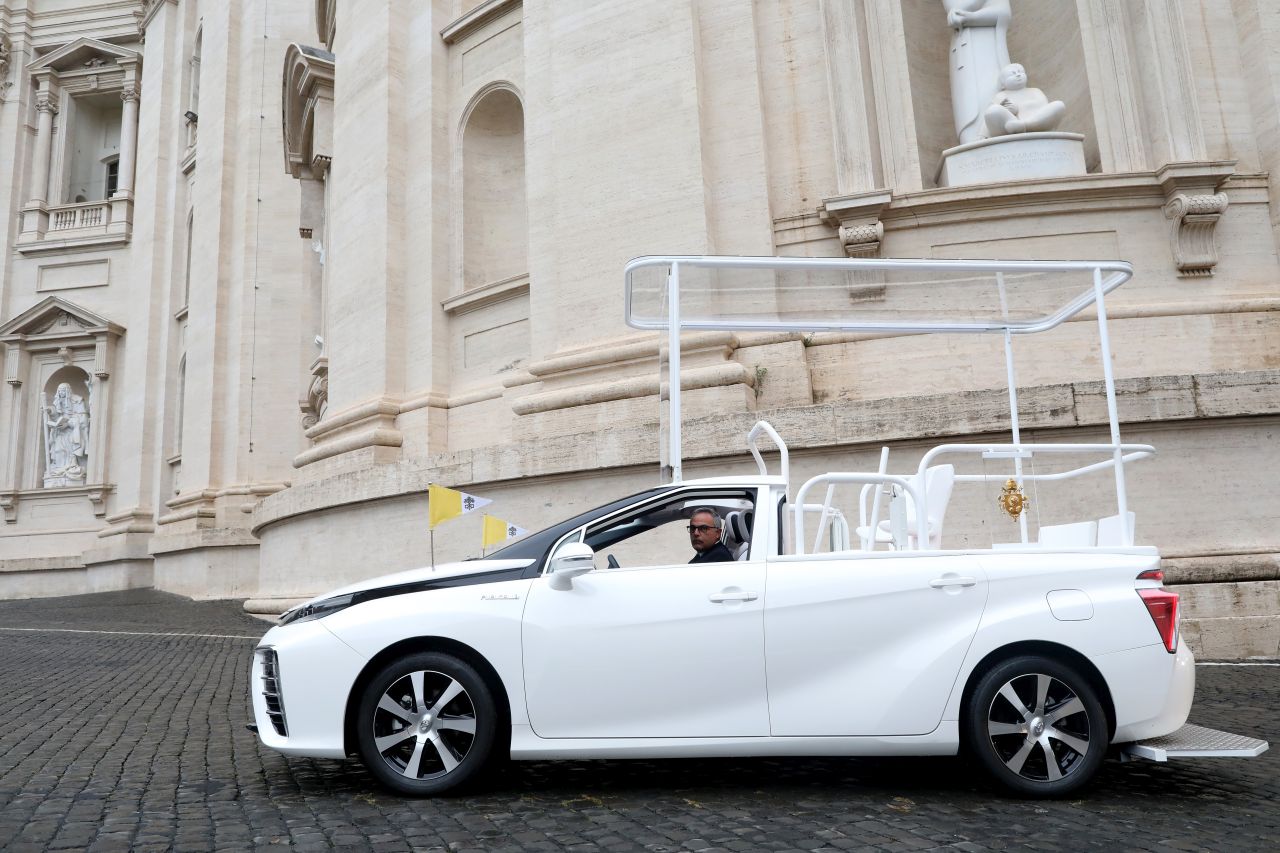 PapieÅ¼ Franciszek otrzymaÅ nowy samochÃ³d - czy wodorowy papamobile trafi na charytatywnÄ aukcjÄ jak Huracan?