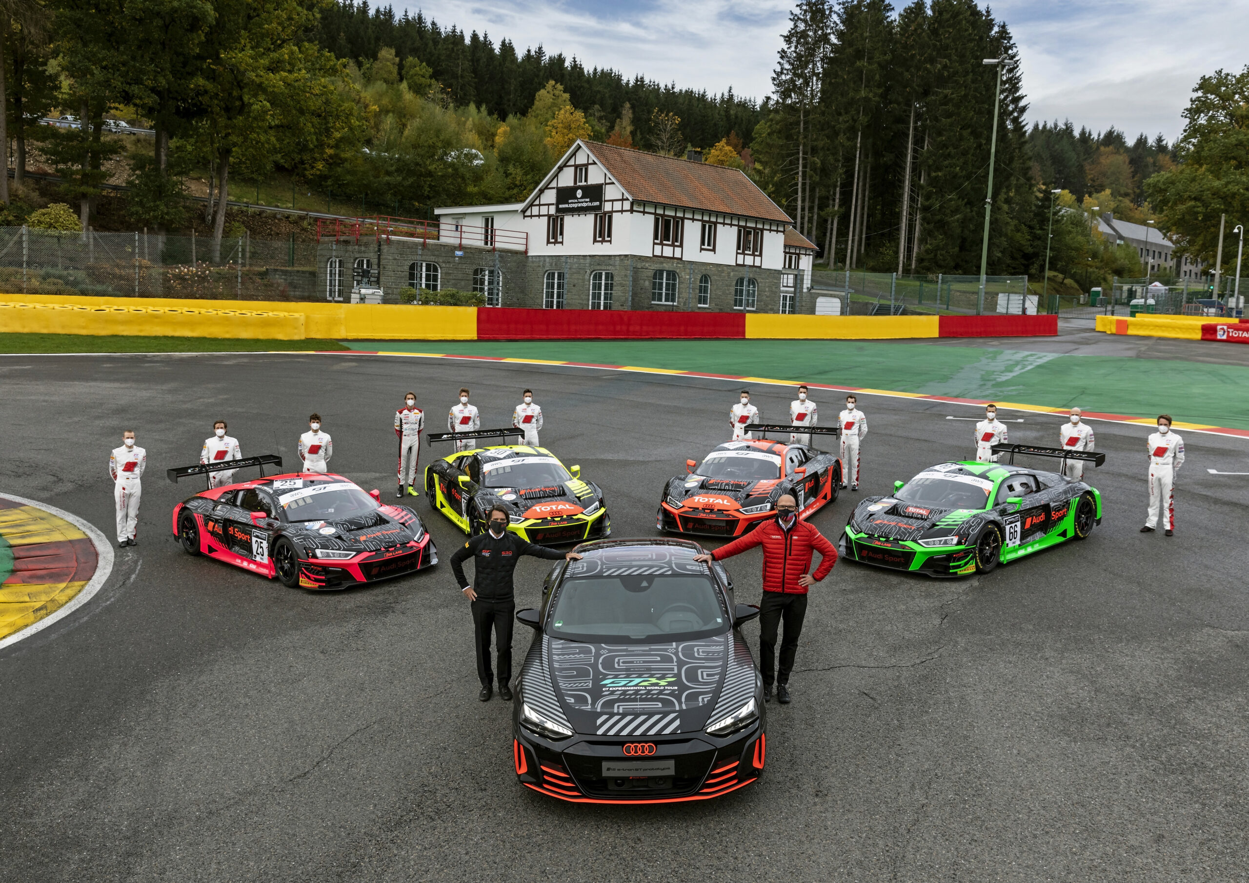 Audi R8 LMS i prototyp Audi RS e-tron GT spotkajÄ siÄ w trakcie wyÅcigu na Spa!