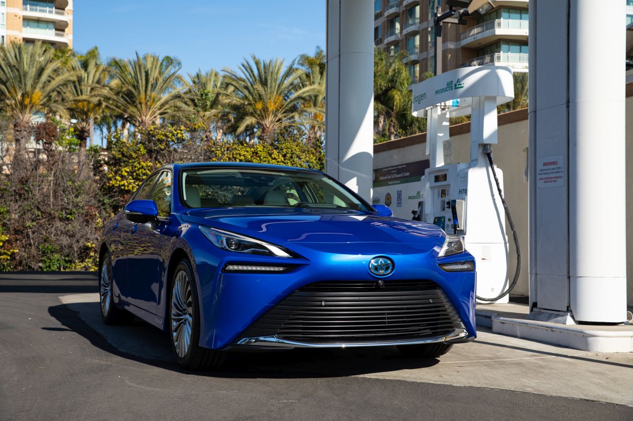 Toyota Mirai 2021 jest taÅsza od poprzedniej generacji w USA! Ile kosztuje?